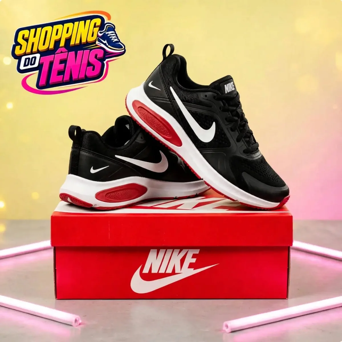 Nike preto e vermelho em cima da caixa vermelha, no fundo amarelo do estúdio da loja